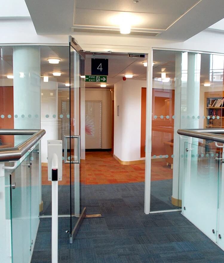 Automatic swing door